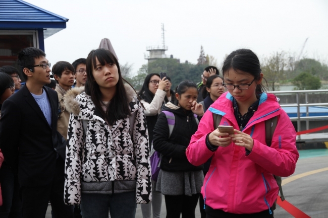 正在认真思考的同学和认真记笔记的同学1 正在认真思考的同学和认真记笔记的同学1