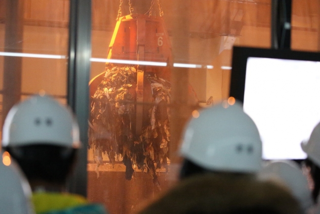 讲解员带大家参观抓斗操控室2 讲解员带大家参观抓斗操控室2