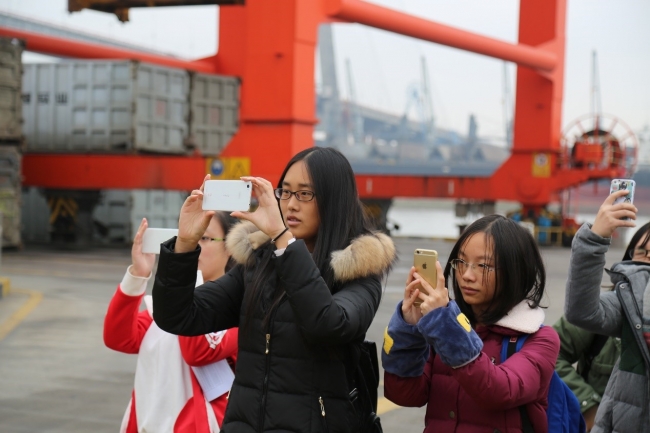 正在思考的同学和认真记笔记的同学2 正在思考的同学和认真记笔记的同学2