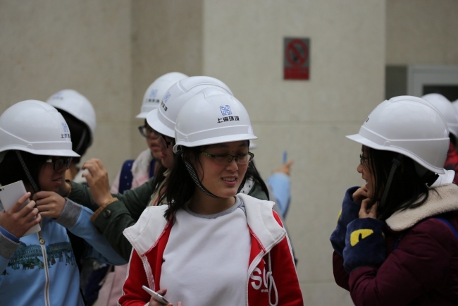 老港再生能源利用中心一楼大厅,戴防护用具的同学们1 老港再生能源利用中心一楼大厅,戴防护用具的同学们1