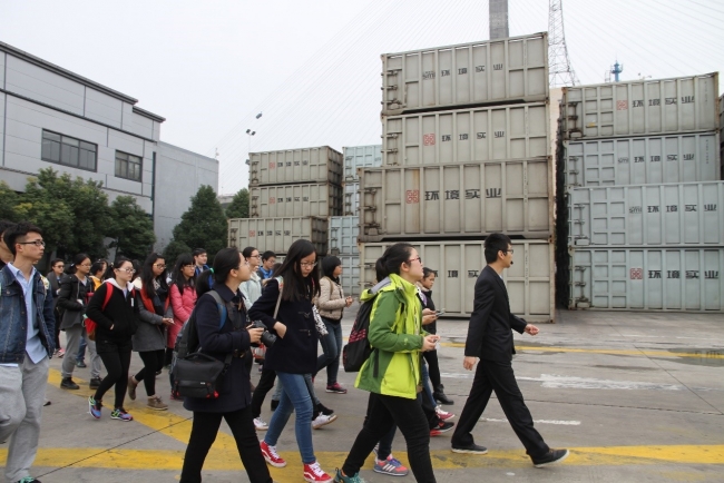 走过转运垃圾的集装箱 走过转运垃圾的集装箱