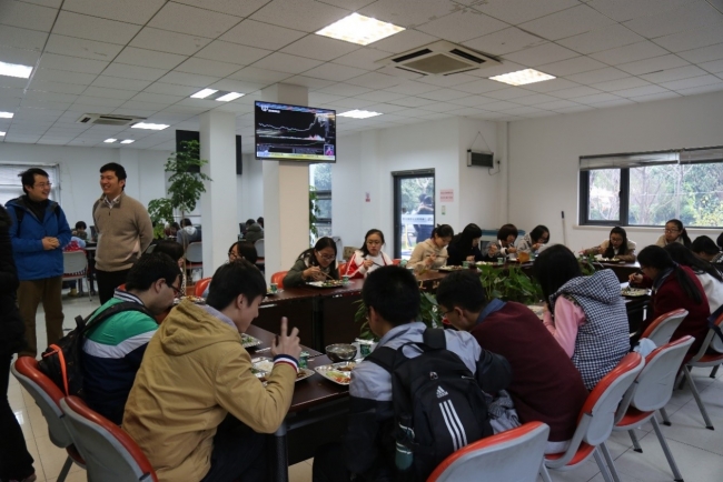 同学和老师们在食堂用餐 同学和老师们在食堂用餐