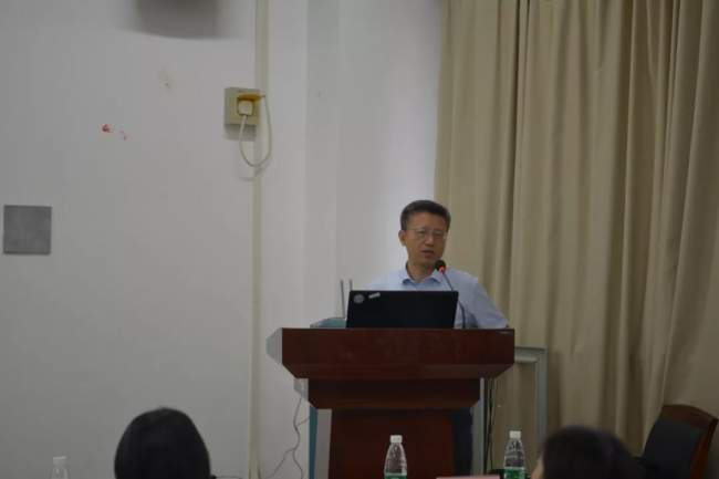 院长陈小勇老师致欢迎词并介绍学院基本情况 院长陈小勇老师致欢迎词并介绍学院基本情况