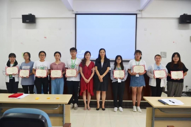 生态学优秀营员与老师亲切合影 生态学优秀营员与老师亲切合影