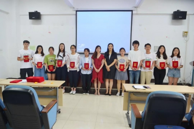 环境科学与环境工程部分优秀营员与老师亲切合影 环境科学与环境工程部分优秀营员与老师亲切合影