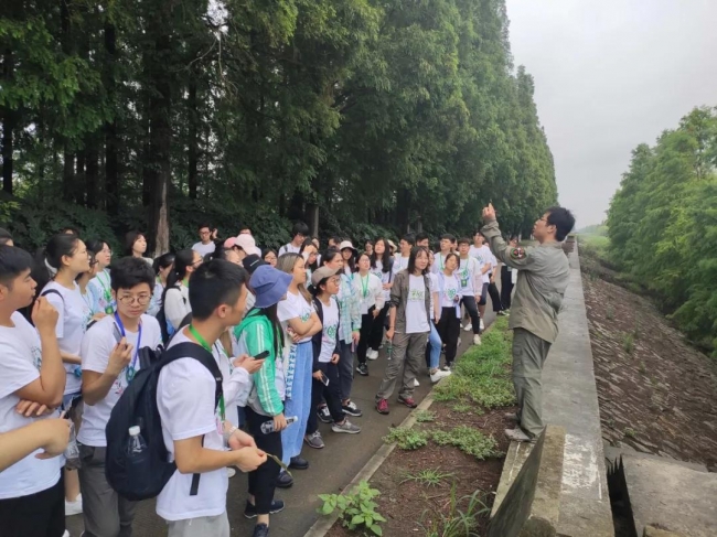 赵志鹏带领营员考察崇西水闸 赵志鹏带领营员考察崇西水闸