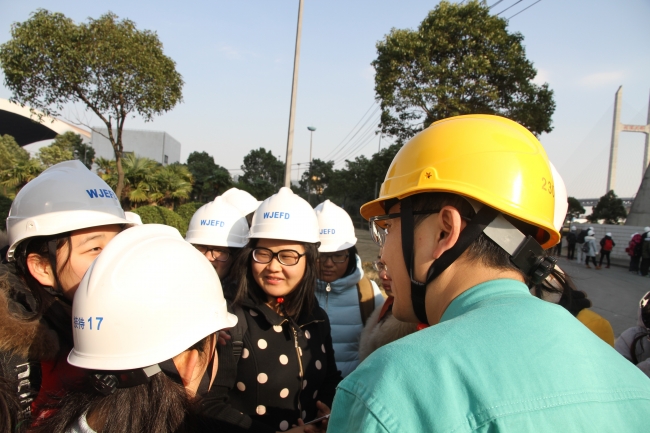 同学和工程师交流2 同学和工程师交流2