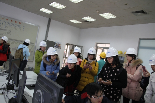 参观脱硫装置控制室1 参观脱硫装置控制室1