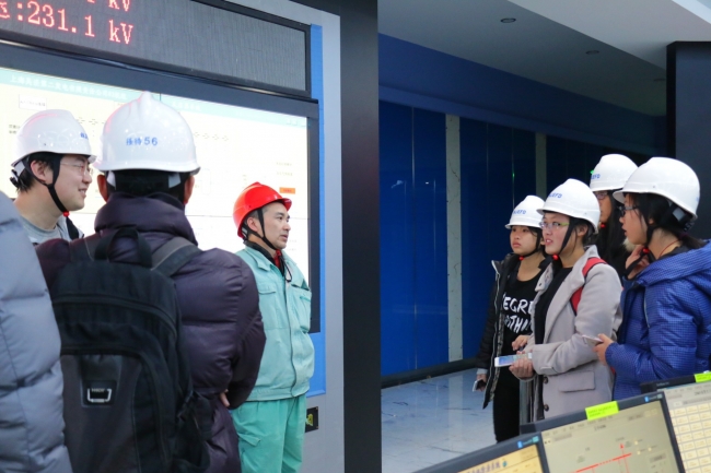 工程师在中控室讲解1 工程师在中控室讲解1