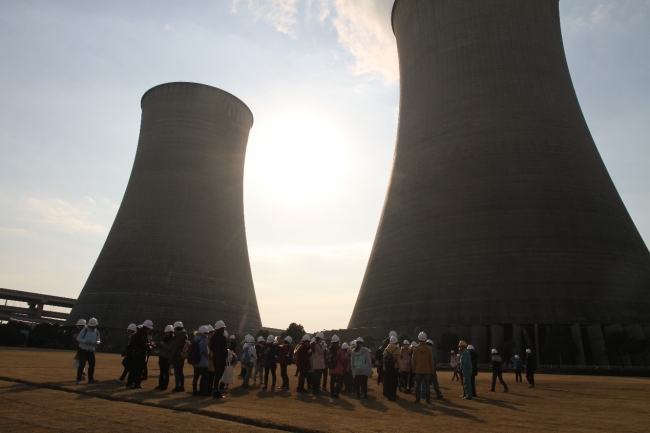 参观冷却塔留影 参观冷却塔留影
