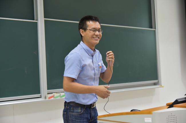 夏建阳老师与新生亲切交流 夏建阳老师与新生亲切交流